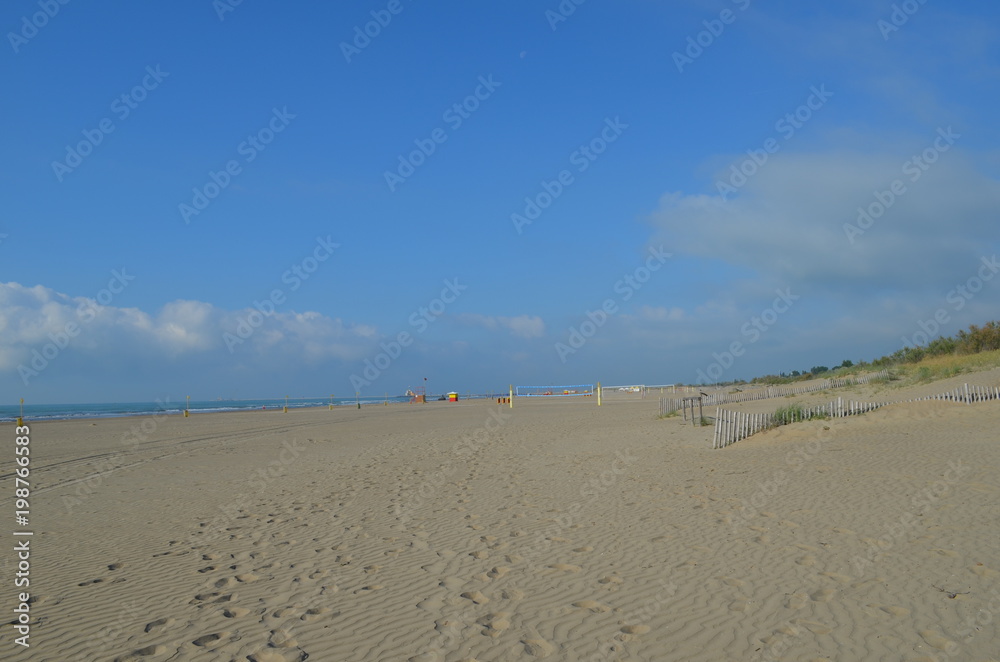 Szeroka piaszczysta plaża nad Adriatykiem, Punta Sabbioni, Włochy