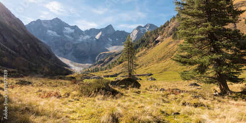 Panorama einer alpinen Herbstlandschaft photo
