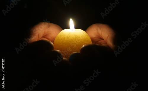 Obraz na płótnie Cupped hands with burning candle w salonie
