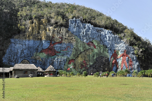 Mural de la Prehistoria, prähistorische Wand, gemalt 1961 vom mexikanischen Künstler Leovigildo González Morillo, Größe 120x180 Meter, Vinales, Unesco Weltkulturerbe, Provinz Pinar del Rio, Kuba, Groß photo