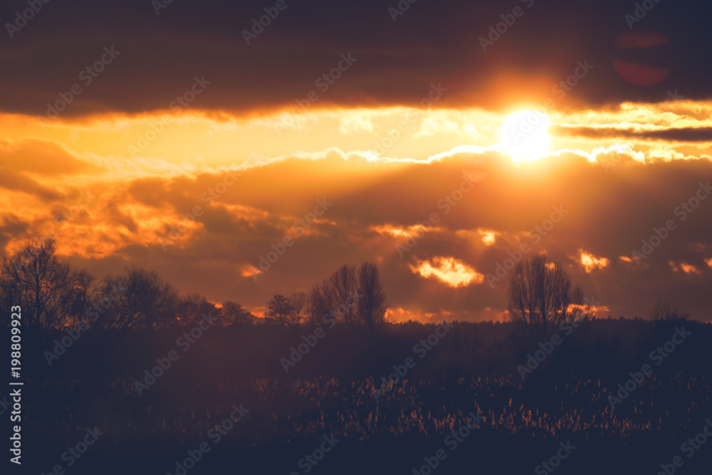 Fototapeta premium Sonnenuntergang im ländlichen Raum-Romantik