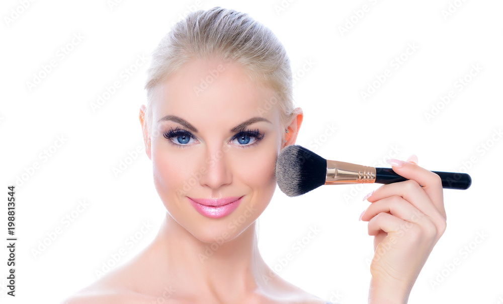 Junge Frau beim Auftragen von Make-up, Kosmetik, Schönheit, Beauty, Makeup, Gesicht; Nahaufnahme Junge Frau beim Auftragen von Make-up, Kosmetik, Schönheit, Beauty, Makeup, Gesicht; Nahaufnahme
