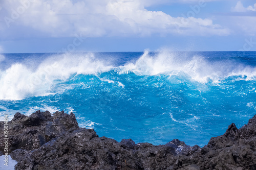  déferlante bleue sur côte rocheuse, île de la Réunion 