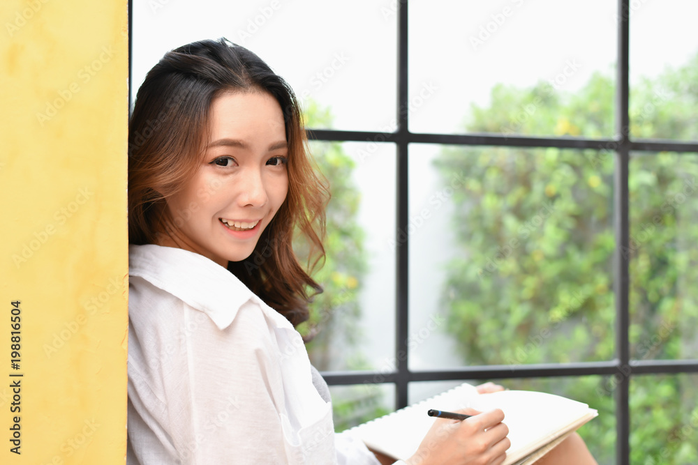 Concept Artist Beautiful girl. Beautiful women are creating art. Beautiful woman is painting happily. Young artist painting in the gallery. Concept Artist Beautiful girl. Beautiful women are creating art. Beautiful woman is painting happily. Young artist painting in the gallery.