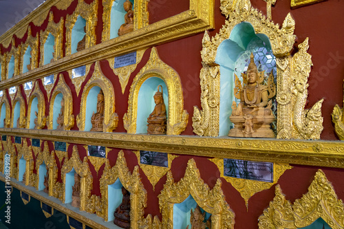 Buddhastatuen in der Kyauktawgyi Pagode photo