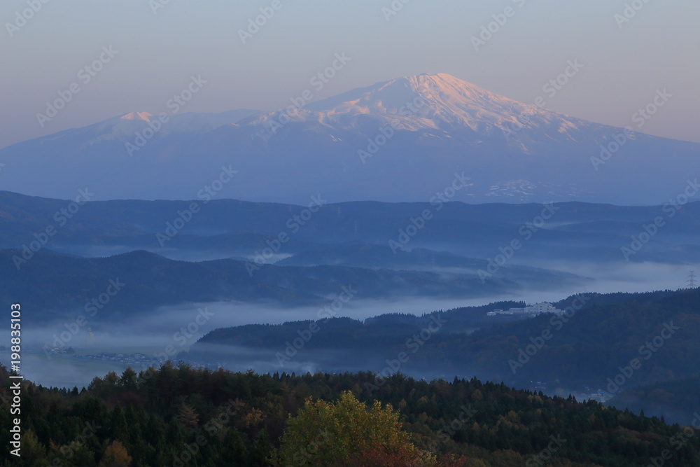 夜明けの鳥海山（眺海の森からの眺望）　Mt.Chokai at dawn / Sakata, Yamagata, Japan