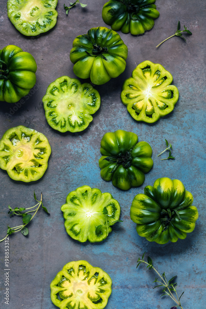 Fleischtomaten auf rostigem Hintergrund