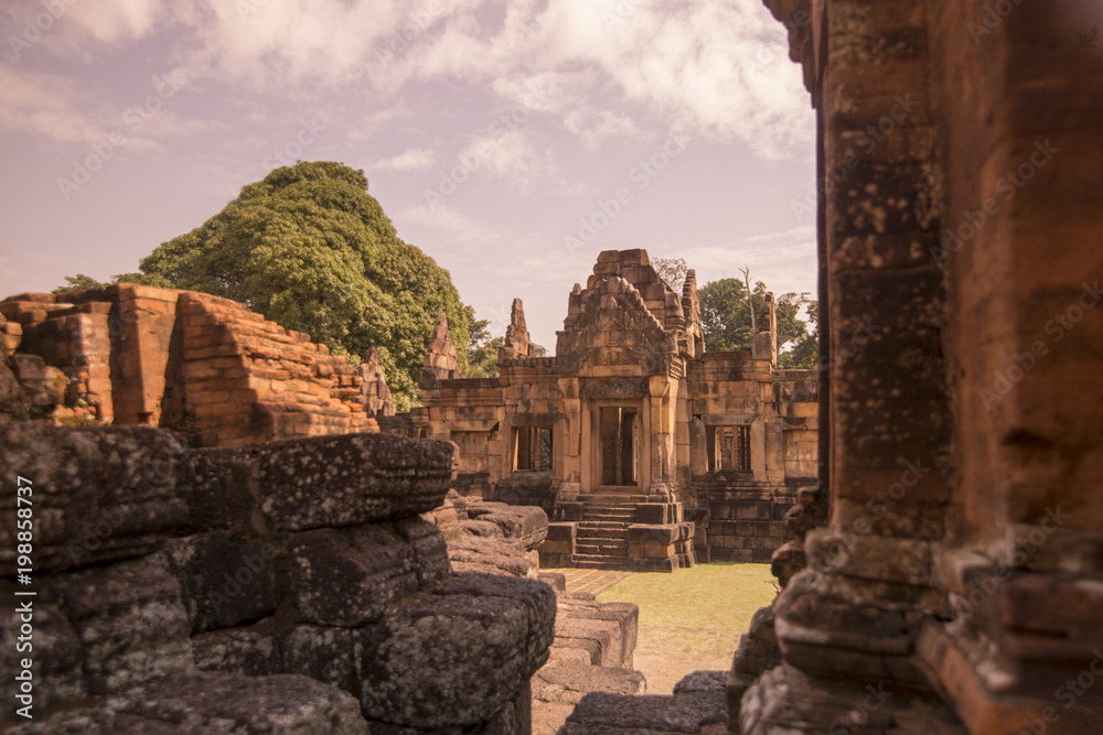 Fototapeta premium TAJLANDIA BURIRAM KHMER ŚWIĄTYNIA PRASAT MUANG TAM