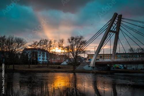 Architektura miasta Bydgoszcz z odbiciem w rzece Brda nocą, Polska