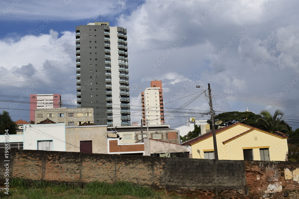 Prédios e casas vistos a partir de terreno baldio no centro de São Carlos