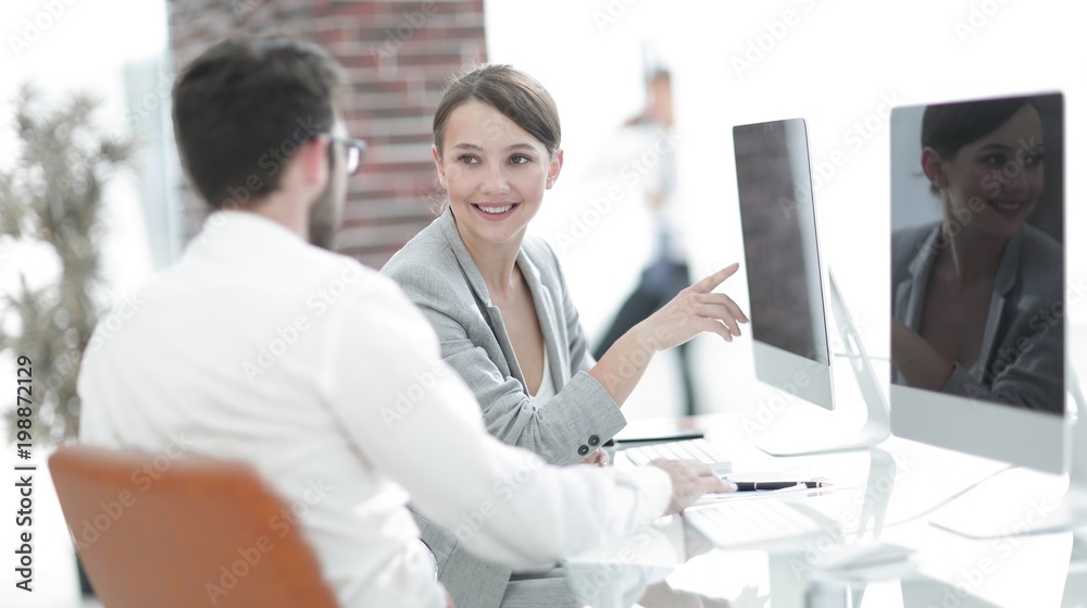 office workers discuss the current problems office workers discuss the current problems