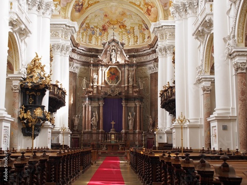 Stift St. Florian - violettes Fastentuch schmückt den Altar zur Osterzeit 