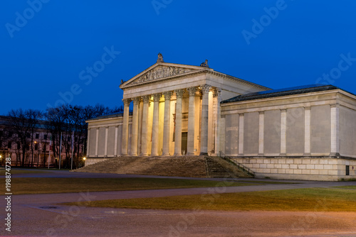 One of the Roman buidlings in Munich at blue hour