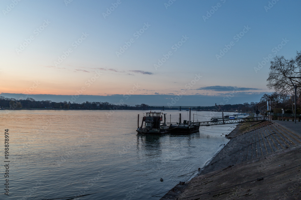 Mainzer Rheinufer im Sonnenaufgang