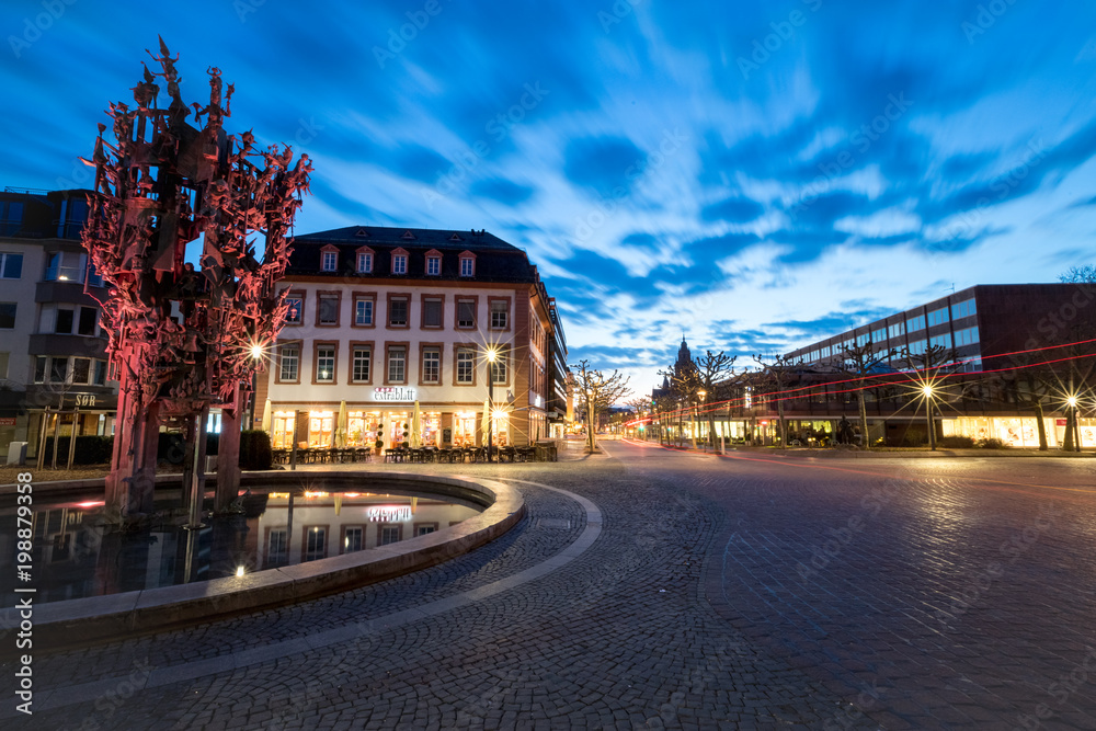 Silhouette des Doms hinter dem beleuchteten Schillerplatz und Fastnachtsbrunnen in Mainz