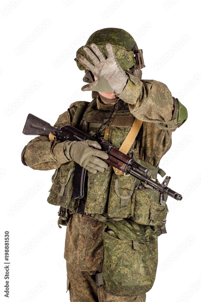 Obraz premium russian special forces soldier with rifle on dark background. army, military and people concept