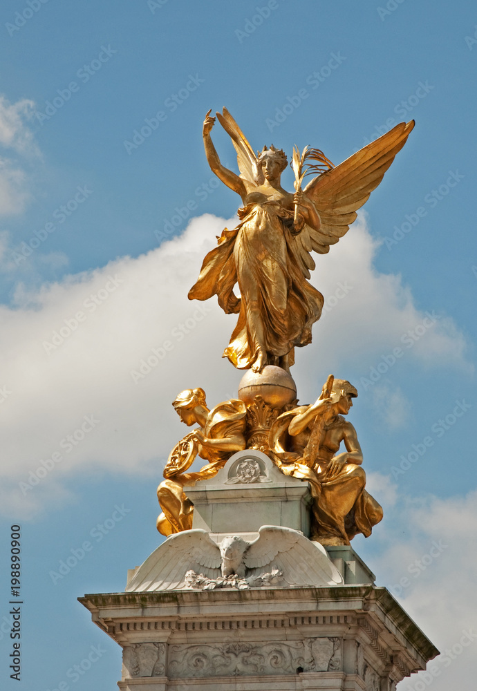 Obraz premium The historic Victoria Memorial outside Buckingham Palace in London.