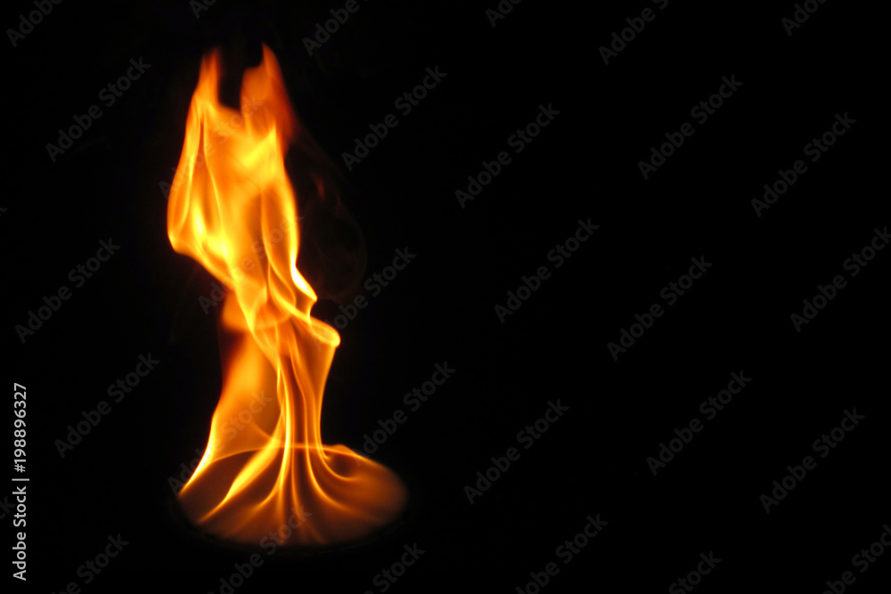 Einzel Flamme, kleines Feuer an schwarzem Hintergrund mit Text Freiraum