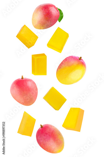 Obraz na płótnie Isolated flying mango wedges