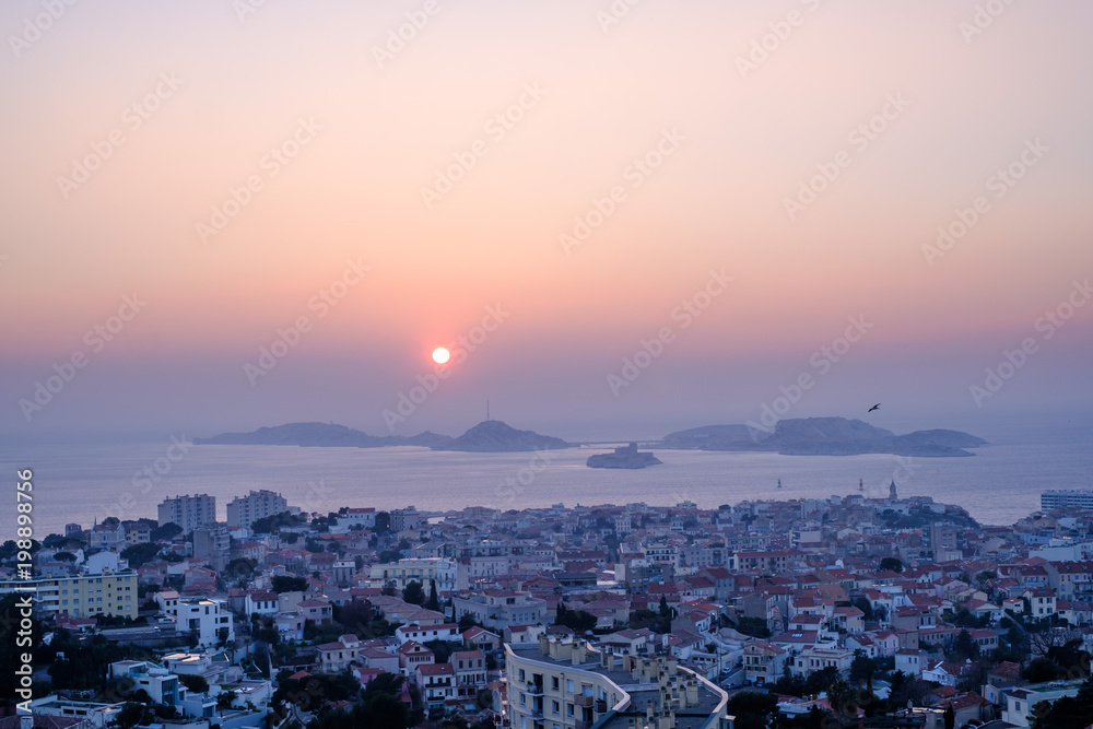 Vue panoramique sur la ville de Marseille, France, mer Méditerranée, château d'If, coucher de soleil.	