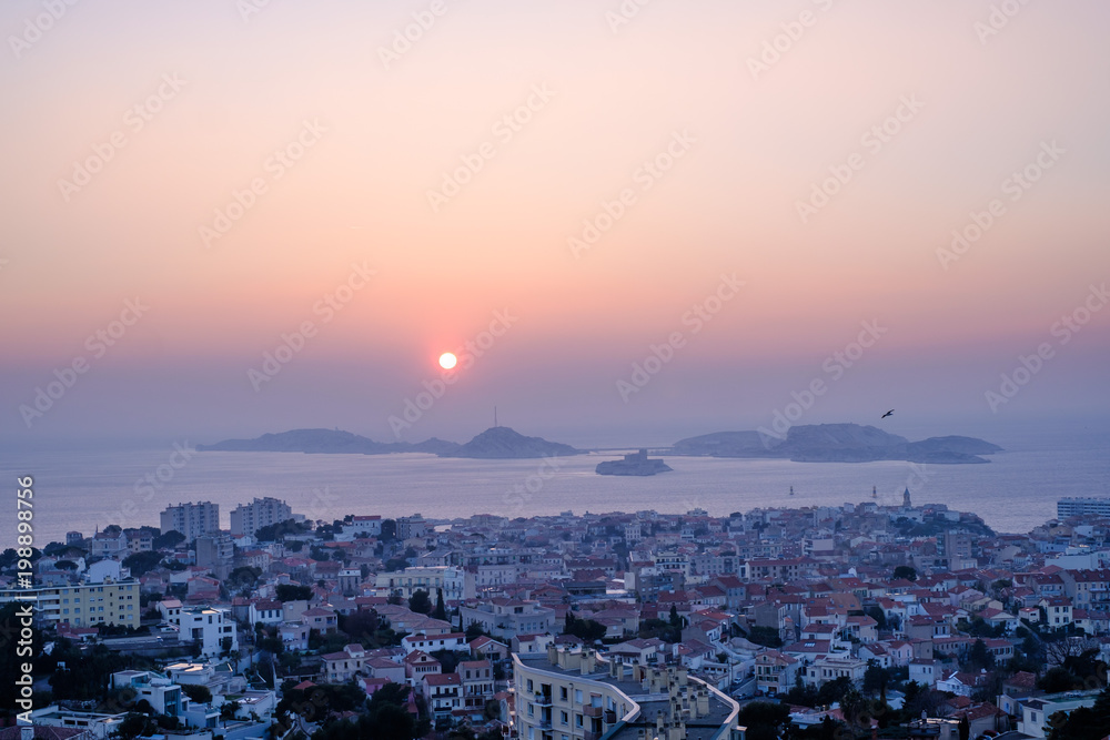 Vue panoramique sur la ville de Marseille, France, mer Méditerranée, château d'If, coucher de soleil.
