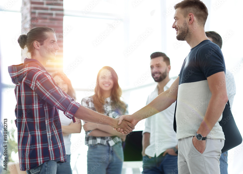 Obraz premium zbliżenie uścisk dłoni partnerów biznesowych