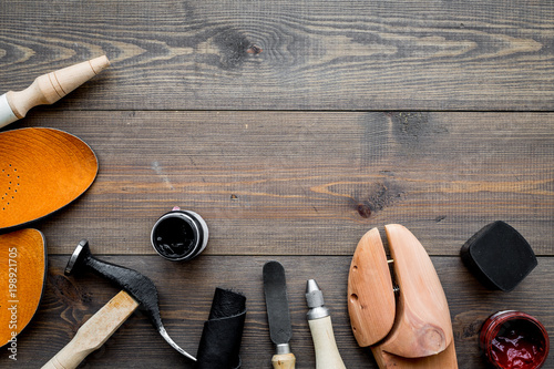 Cuadro en lienzo Work desk of shoemaker with instruments, wooden shoe and leather