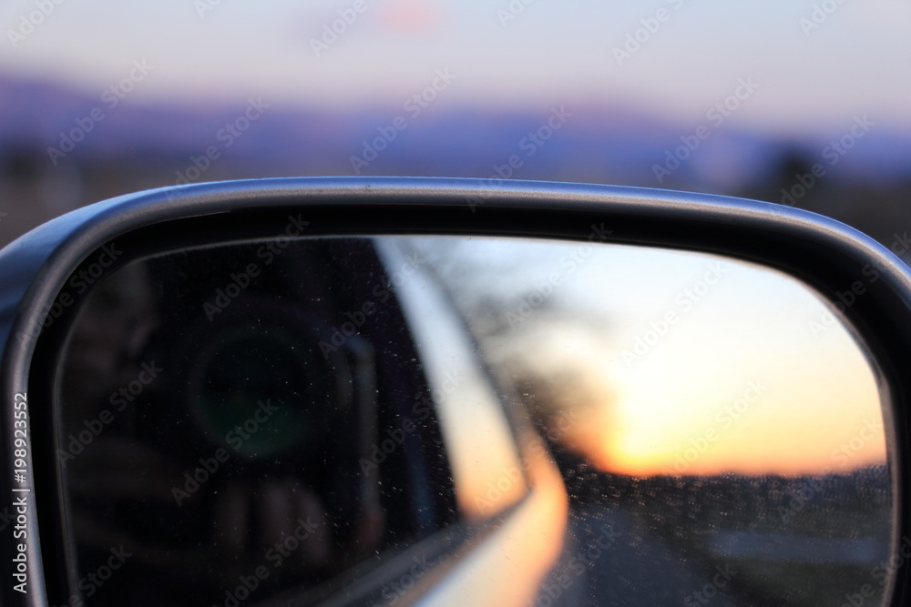 車のサイドミラー　夕日　カメラ　風景　青空