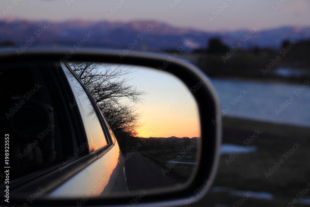 車のサイドミラー　夕日　カメラ　風景　青空
