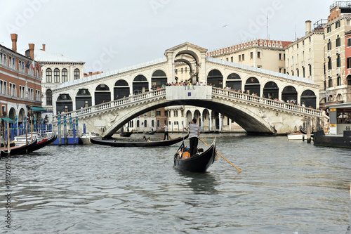 Canal Grande mit Booten, Gondeln und Rialto-Brücke, Venedig, Venetien, Italien, Europa
