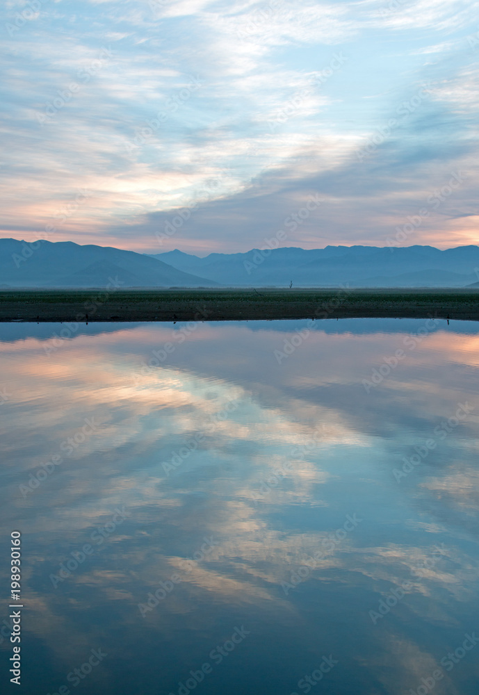 Fototapeta premium Sunrise over Lake Isabella in the southern Sierra Nevada mountains in central California United States