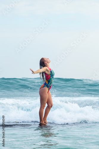 Free Girl in ocean © Mallivan