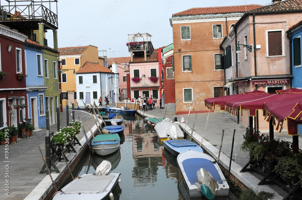 Kanal mit farbiger Häuserfront, Burano, Venedig, Venetien, Italien, Europa