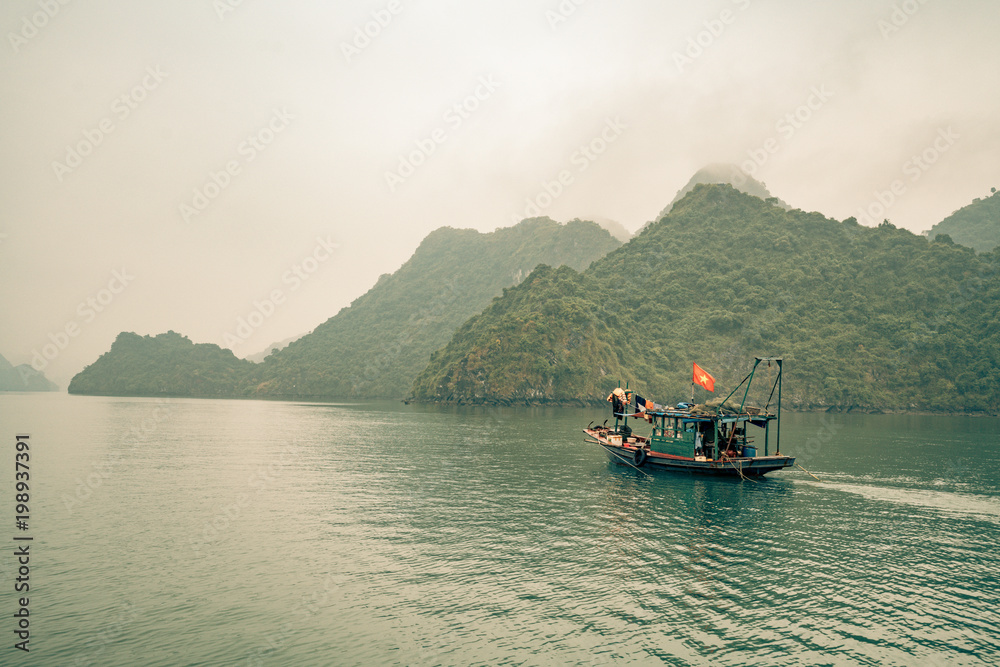 Obraz premium a solitary fishing boat in Ha Long Bay Vietnam