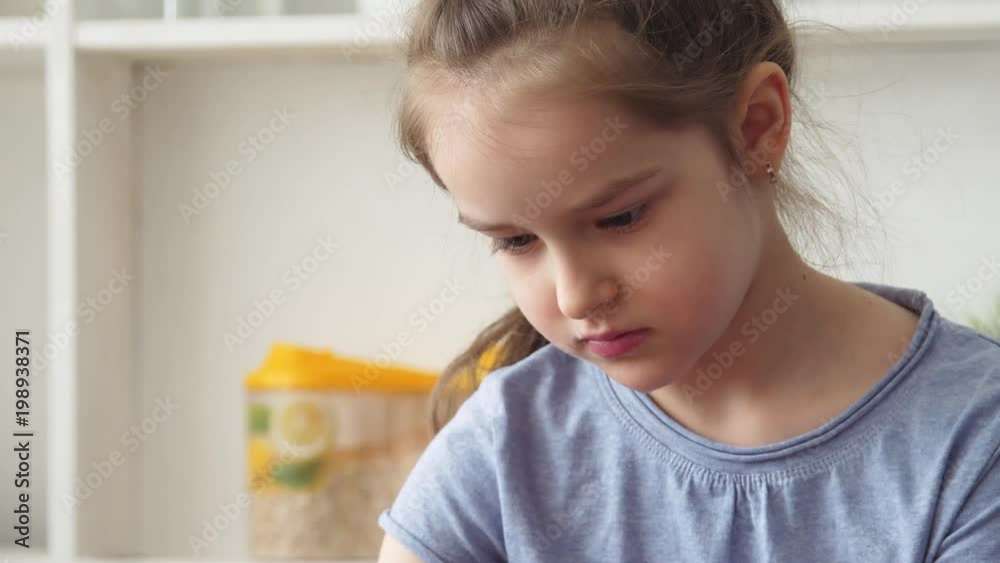child using 3D pen child using 3D pen