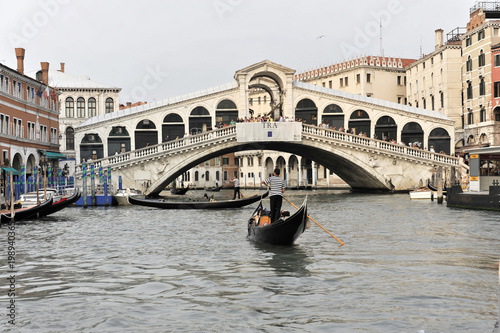 Canal Grande mit Booten, Gondeln und Rialto-Brücke, Venedig, Venetien, Italien, Europa