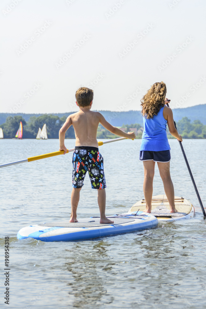 Obraz premium zwei Kids beim Stehpaddeln