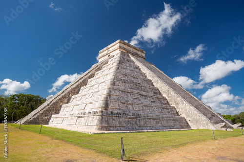 Chichen Itza  El Castillo  Temple of Kukulkan   Yucatan  Mexico