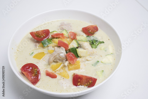 Fototapeta Naklejka Na Ścianę i Meble -  スープ, 食べ物, ボウル, 野菜, 食事, ダイナー, 料理, ランチ, 皿, ニワトリ, 健康な, 料理, 熱い, ニンジン, 白, おいしい, ベジタリアン, 美食家, 肉, ダイエット, 緑, 魚, レストラン, トマト