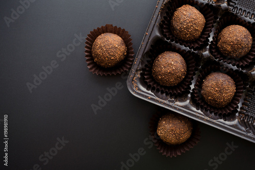 Εκτύπωση καμβά chocolate petit four sweets with truffle filling in wrapper