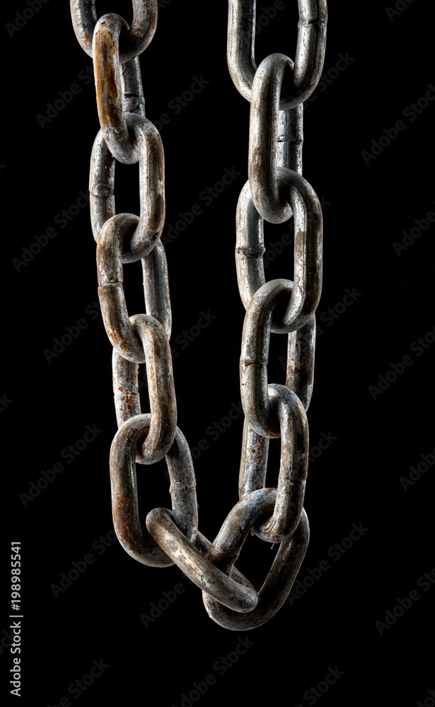 Obraz premium Close up old rusty chain isolated on black background.