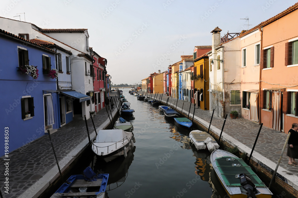 Farbenfroh bemalte Häuser, Boote im Kanal von Burano, Burano-Insel in der Lagune von Venedig, Italien, Europa