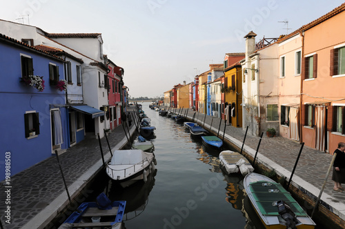 Farbenfroh bemalte Häuser, Boote im Kanal von Burano, Burano-Insel in der Lagune von Venedig, Italien, Europa ©  Egon Boemsch