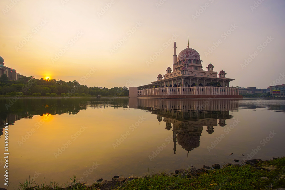 Obraz premium Mirror reflection of beautiful Putra Mosque in the lake during sunrise.