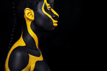 Fotobehang Zwart goud Vrolijke vrouw met geelzwarte kunstmake-up  © Mike Orlov