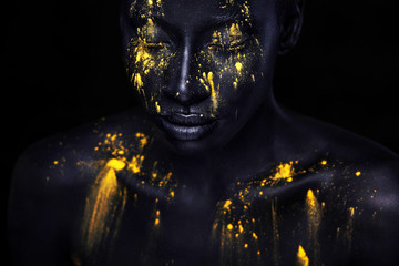 Fotobehang Zwart goud Vrolijke vrouw met gele verfdruppels  © Mike Orlov