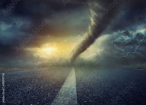 Photo Powerful huge tornado twisting on road