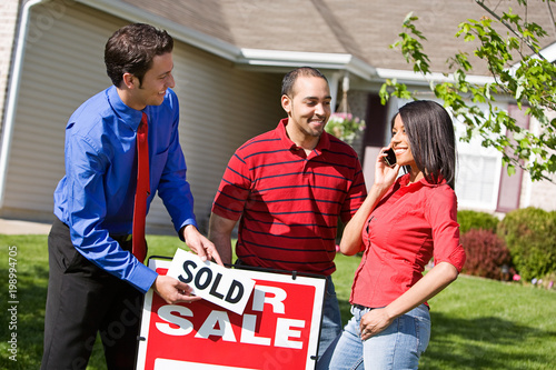 Foto Home: Woman Calls Family With Good News of Home Purchase