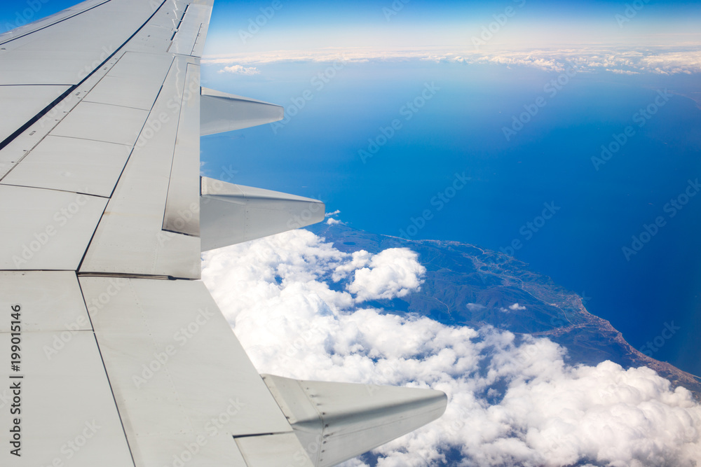 Φωτογραφία Wing of airplane flying over the sea of Marmara
