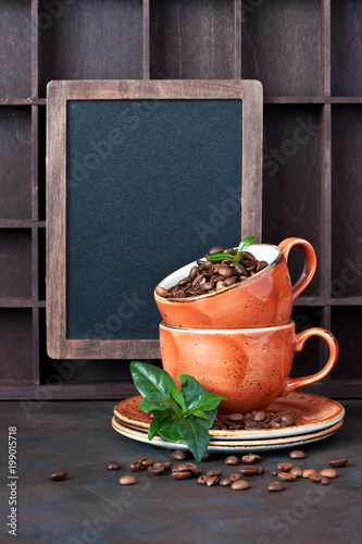Fotografia Coffee beans in ceramic mug on dark background